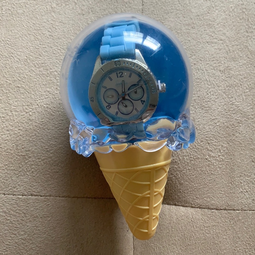 NWT sybilla watch with silicone wristband - Picture 2 of 6